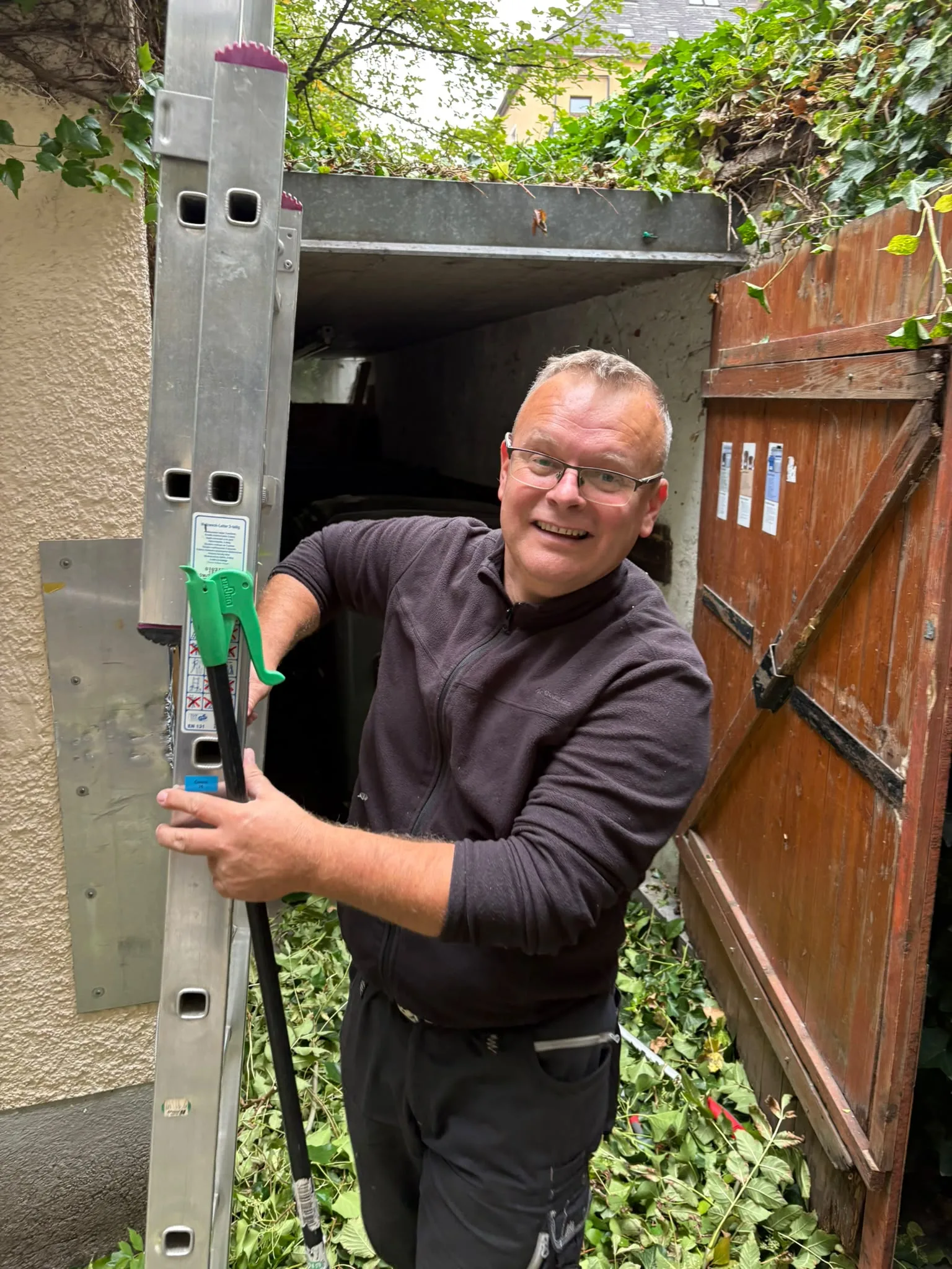 HMS-Loistl-Mitarbeiter bei der Arbeit an einer Außenanlage
