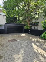 Wohnanlage mit begrünter Einfahrt und Garage