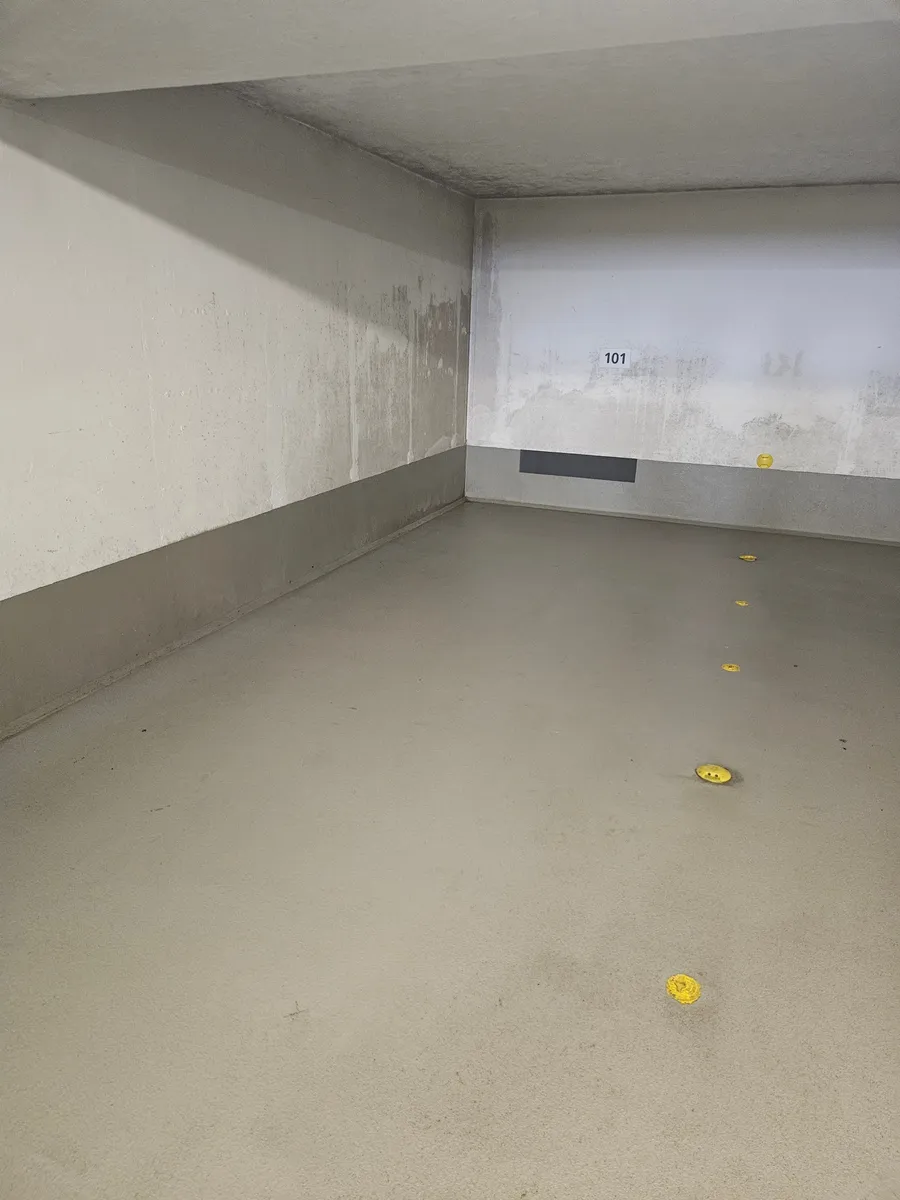 Dieselbe Stellplatzfläche mit deutlich weniger dunklen Bodenspuren