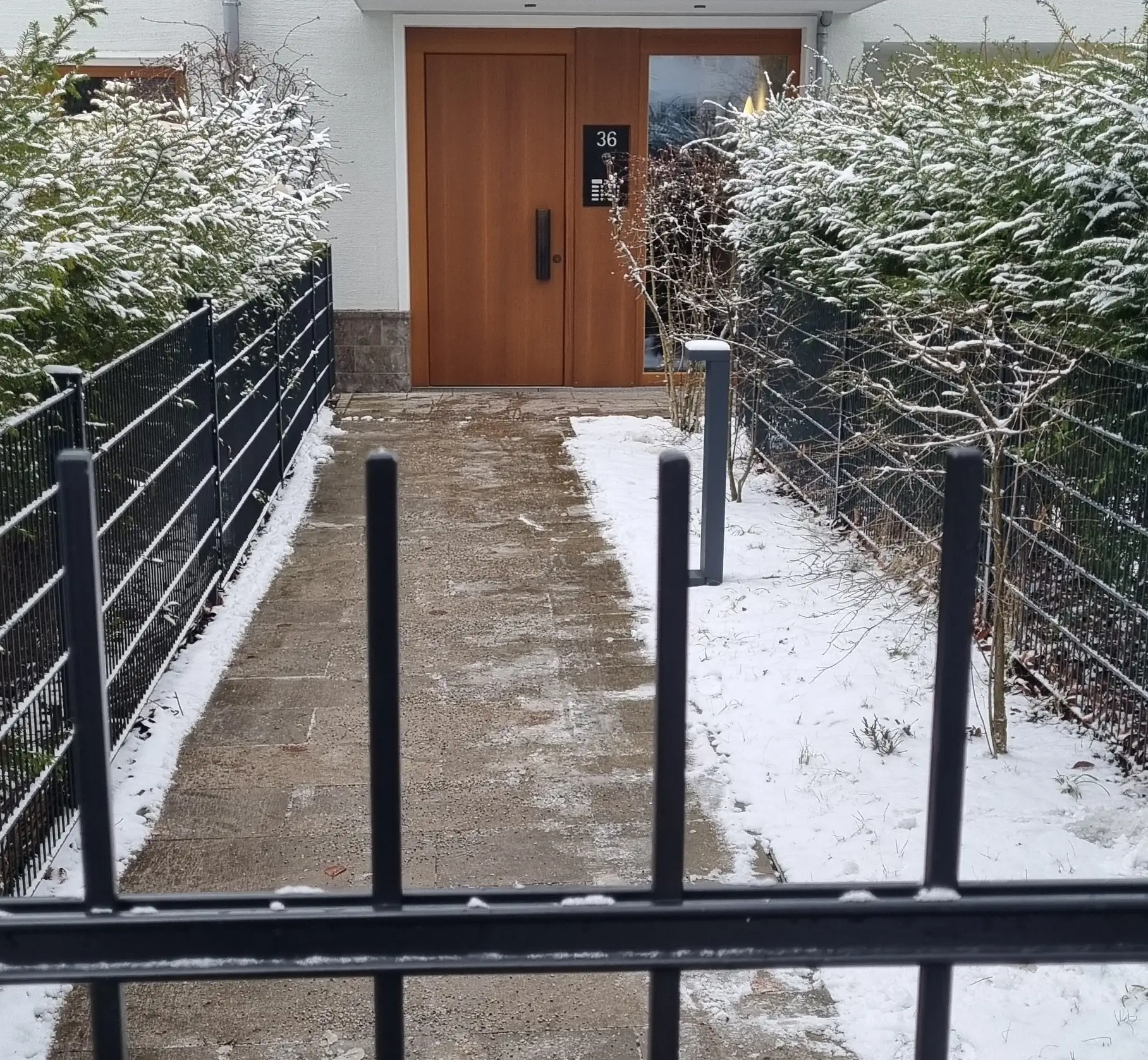Geräumter Zugang mit Schnee am Rand
