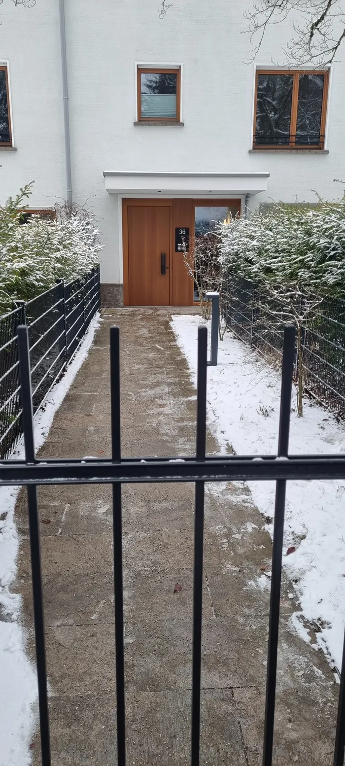Geräumter Zugang mit Schnee am Rand